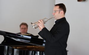 Musikalisch wurde die Feier von Diözesanmusikdirektor Gregor Frede (Klavier) und Johannes Mauer (Trompete) gestaltet. 