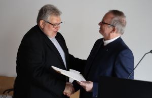 Generalvikar Thomas Keßler (rechts) überreichte Domkapitular Monsignore Dietrich Seidel die Dankesurkunde des Bischofs Dr. Franz Jung.