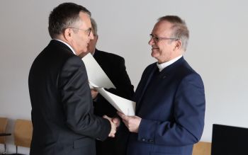 Generalvikar Thomas Keßler (rechts) überreichte Domkapitular Dr. Helmut Gabel die Dankesurkunde des Bischofs Dr. Franz Jung.