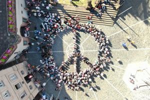 Beim Kinder- und Jugendchortag 2023 des Pueri-Cantores-Verbands bildeten die 400 Teilnehmerinnen und Teilnehmer ein Peace-Zeichen auf dem Stiftsplatz. 