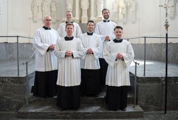 Die Seminaristen aus dem Würzburger Priesterseminar, rechts vorne ist Andy Theuer. Das Foto wurde bei der Priesterweihe von Tommy Reißig Mai 2023 aufgenommen.