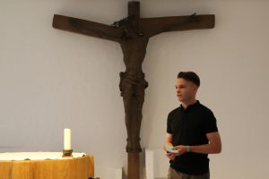 Andy Theuer hält auf seinem Weg zum Priester das erste Mal eine Predigt vor Publikum.
