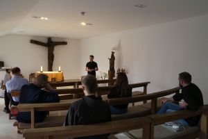 Die Auszubildenden lernen im einmonatigen Kurs in Speyer unter anderem das Handwerkszeug, um eine gute Predigt zu halten. Diesmal ist Andy Theuer an der Reihe.