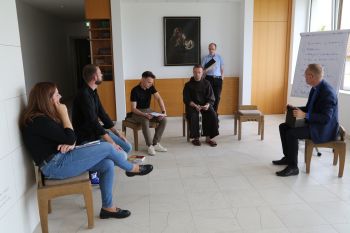 Andy Theuer (3. von links) und die anderen Auszubildenden lernen im einmonatigen Kurs in Speyer unter anderem das Handwerkszeug, um eine gute Predigt zu halten.