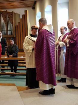 Mit seiner Admissio hat Andy Theuer einen weiteren Schritt in Richtung Priesterweihe gemacht. Regens Peter Göttke segnet Theuer. 