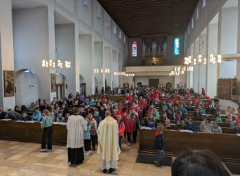 In der Pfarrkirche Heiligkreuz in Stadtteil Zellerau feierten die Kinder und Jugendlichen am Morgen mit Bischof em. Dr. Friedhelm Hofmann eine Messe.