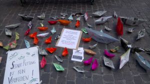 Ein Zeichen gegen die Kriminalisierung von Seenotrettung im Mittelmeer setzten viele junge Menschen, indem sie bunte Papierschiffchen falteten und vor dem Stand von „Demokratie steckt an“ platzierten.