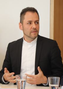 Domvikar Stefan Michelberger, Regens des Priesterseminars Würzburg, sagte, dass in der Priesterausbildung in der Diözese Würzburg die Prävention sexualisierter Gewalt von Anfang an Ausbildungsbestandteil sei. 