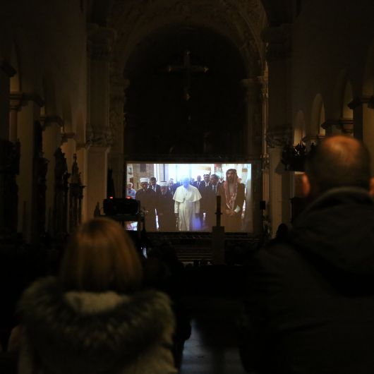 Im Kiliansdom schauten die rund 800 Besucher den Dokumentarfilm „Papst Franziskus – ein Mann seines Wortes“ von Wim Wenders.