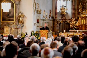Bischof Dr. Franz Jung sprach in der Heidenfelder Pfarrkirche Sankt Laurentius vor  knapp 300  Priestern und Diakonen aus dem Bistum Würzburg.