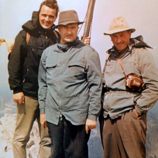 Als junger Kaplan war Helmut Bauer (links) mit Bischof Dr. Julius Döpfner (Mitte) und Gottfried Raubinger, Pfarrer von Ramsau, in den Alpen unterwegs.