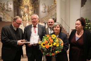 Als Zeichen des Dankes erhielten Karl-Peter Büttner (2. von links) und seine Ehefrau Siglinde (2. von rechts) eine Flugreise nach Rom als Geschenk. Überreicht wurde das Geschenk von (von links) Generalvikar Thomas Keßler, Ralf Sauer und Lucia Stamm.