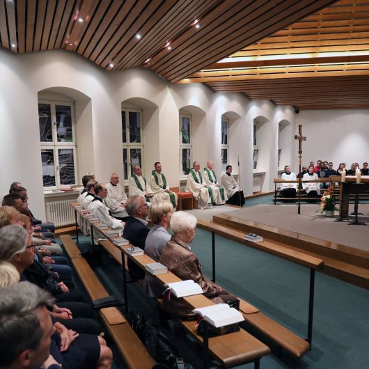 Bischof Dr. Franz Jung beauftragte bei einem Gottesdienst im Würzburger Priesterseminar fünf Seminaristen zum Dienst als Lektor oder Akolyth.