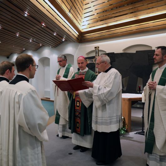 Bischof Dr. Franz Jung beauftragte bei einem Gottesdienst im Würzburger Priesterseminar (von links) Valentin Gehrig, Max Blättler und Marvin Schirmer zum Dienst als Lektor.