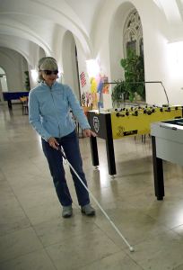 Gabi Ipp erkundet blind die Räumlichkeiten des Kilianeums.