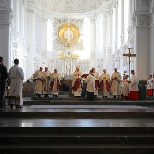 Bei einem Pontifikalgottesdienst im Würzburger Kiliansdom am Samstag, 20. Oktober, hat Bischof Dr. Franz Jung acht Männer zu Ständigen Diakonen geweiht.