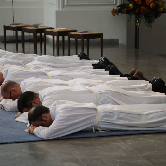 Während der Anrufung der Heiligen lagen die Männer als Zeichen der Hingabe an Christus ausgestreckt auf dem Boden.