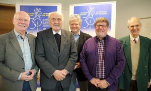 Auf das 30. Jubiläum freuen sich (von links nach rechts): Joachim Rühl, Weihbischof em. Helmut Bauer, Dietrich Preiser, Michael Weilnhammer und Dr. Erik Soder von Güldenstubbe.