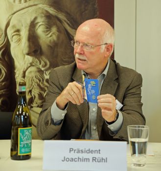 Joachim Rühl präsentiert den fränkischen Pilgerschoppen.