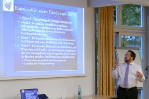 Prof. Paul Greenman bei seinem Vortrag in Schmerlenbach.