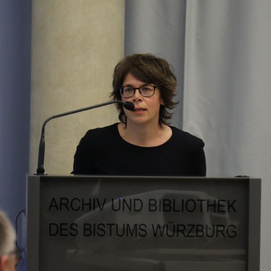 Katrin Schwarz, Leiterin des Würzburger Diözesanarchivs, würdigte in ihrer Begrüßung den Einsatz des Diözesangeschichtsvereins als „dauerhaft zeitgemäß“. 