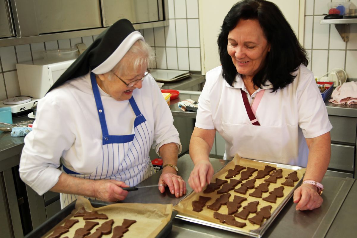 Schwester Arnolda (links) und Monika Breitenbach, Leiterin der Hauswirtschaft kümmern sich um die Lebkuchen-Nikoläuse.