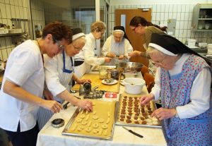 Da wird sogar die große Küche im Missionshaus Sankt Josef fast ein bisschen eng (von links): Cornelia Maier, Schwester Arnolda, Schwester Ehrengard, Schwester Liboria, Michaela Benkart-Weyer und Schwester Antonia.