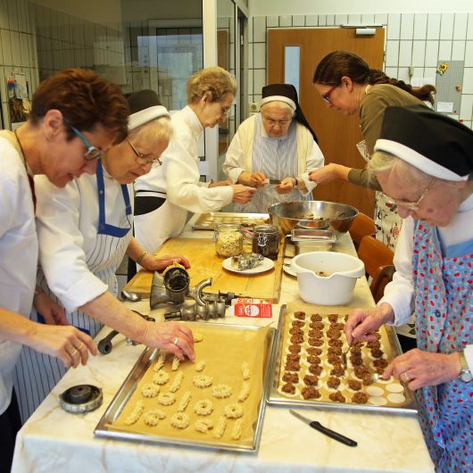 Da wird sogar die große Küche im Missionshaus Sankt Josef fast ein bisschen eng (von links): Cornelia Maier, Schwester Arnolda, Schwester Ehrengard, Schwester Liboria, Michaela Benkart-Weyer und Schwester Antonia.