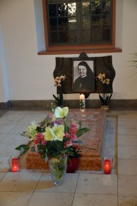 Mit einem Gottesdienst in der Mutterhauskirche der Erlöserschwestern in Würzburg ist an Schwester Julitta Ritz erinnert worden. Für die Ordensfrau  läuft derzeit das Seligsprechungsverfahren. Das Bild zeigt ihr Grab im Mutterhaus.