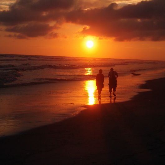 Momente wie dieser Sonnenuntergang am Strand in Eikwe begeistern Dr. Gabriele Köthe bis heute.