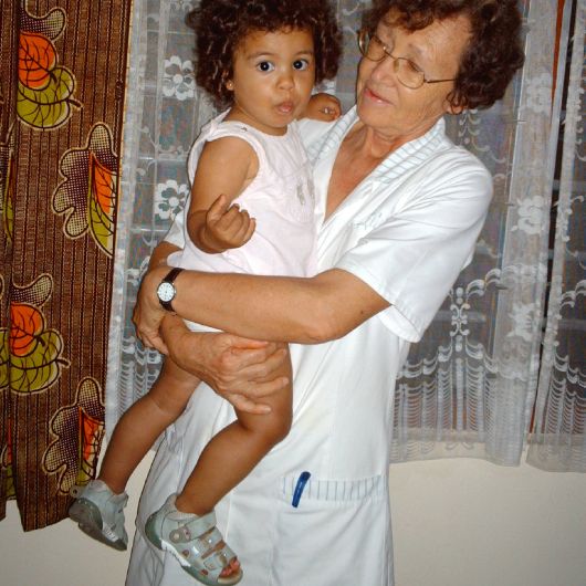 Im Dienst: Dr. Gabriele Köthe mit Kind.