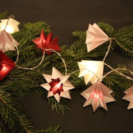 Für ein Weihnachtsgeschenk falten die Studierenden Waldorf-Laternen, die an einer Lichterkette befestigt werden können.