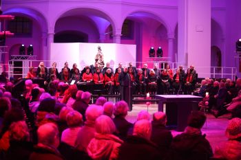 Bischof Dr. Franz Jung und das Singforum Karlstadt unter Leitung von Regine Schlereth gestalteten am Freitagabend, 14. Dezember, einen adventlichen Impuls der Reihe "Musik und Meditation" in der Würzburger Augustinerkirche. 