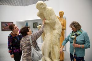Dr. Yvonne Lemke (von links) erkundet mit Dolores Hartmann-Krstic und Helga Frey den Gipsabguss der Pietà Rondanini von Michelangelo im Würzburger Museum am Dom.