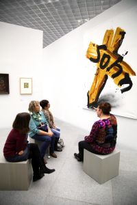 Das Kunstwerk von Dieter Krieg interpretieren (von links) Katja Kraus, Helga Frey, Dolores Hartmann-Krstic und Dr. Yvonne Lemke.