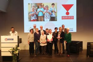 Den  Großen Förderpreis der Aktion "Zeichen setzen" nahmen am Montagabend, 17. Dezember, die Mitglieder der Ökumenischen Hospizgruppe für Gehörlose im Würzburger Vogel Convention Center entgegen.