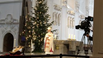 Den Pontifikalgottesdienst am ersten Weihnachtstag übertrug der Fernsehsender Bibel-TV live aus dem Würzburger Kiliansdom.