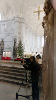 Der Fernsehsender Bibel-TV übertrug am ersten Weihnachtstag den Pontifikalgottesdienst live aus dem Würzburger Kiliansdom.
