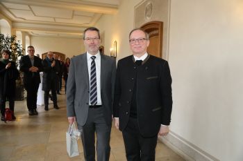 Generalvikar Thomas Keßler (rechts) verabschiedete Kanzler Professor Dr. Johannes Merz und wünschte ihm für die neue Aufgabe im Dienst des Erzbistums München und Freising Gottes Segen.