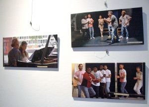 Die Ausstellung "Jambo - wie geht's Europa?" im Kolping-Center Mainfranken zeigt Bilder von einem Tanz-Projekt mit geflüchteten Menschen.
