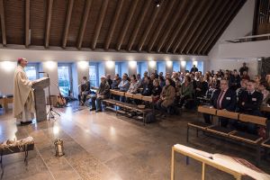 Bischof Dr. Franz Jung feierte mit den Pastoralreferentinnen und -referenten einen Gottesdienst in der Hauskapelle des Exerzitienhauses Himmelspforten.
