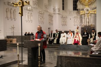 Rund 500 Personen feierten den ökumenischen Gottesdienst für Geflüchtete und Helfer im Würzburger Kiliansdom mit.