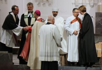 Rund 500 Personen feierten den ökumenischen Gottesdienst für Geflüchtete und Helfer im Würzburger Kiliansdom mit.