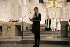 Eine Sängerin trug Glaubenslieder auf Armenisch vor.