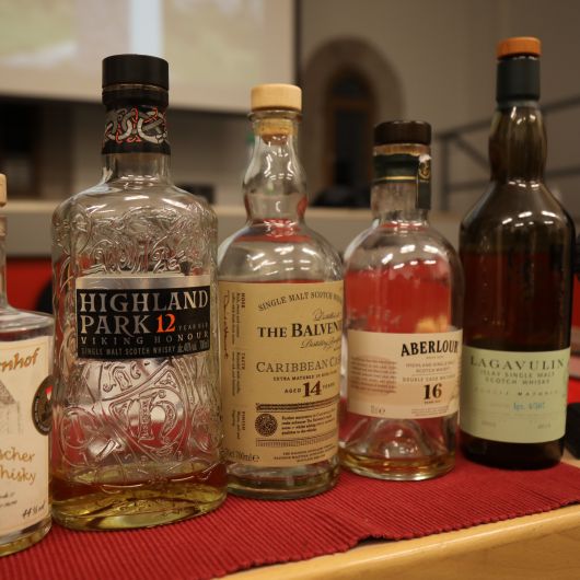 In der Reihenfolge von links nach rechts wurden den Teilnehmern der Exerzitien insgesamt fünf verschiedene Whiskys gereicht.