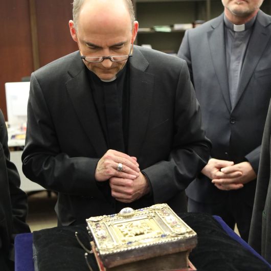 Interessiert nimmt Bischof Dr. Franz Jung (links) das Kiliansevangeliar in Augenschein.