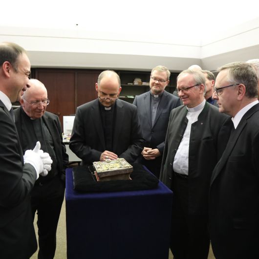Bischof Dr. Franz Jung und das Würzburger Domkapitel bekamen bei ihrem Besuch in der Würzburger Universitätsbibliothek zahlreiche wertvolle Handschriften aus der "Würzburger Dombibliothek" gezeigt.