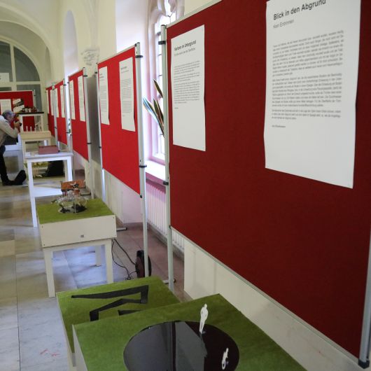 Zehn Entwürfe für ein "Mahnmal Hexenverfolgung" für Würzburg haben die Teilnehmerinnen und Teilnehmer des Projektseminars Religion/Kunst des Würzburger Röntgen-Gymnasiums geschaffen. Diese sind derzeit im Würzburger Kilianeum-Haus der Jugend ausgestellt.