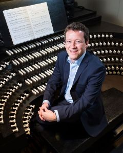 Domorganist Professor Stefan Schmidt eröffnet mit dem Klavierzyklus "Bilder einer Ausstellung" die Reihe "Würzburger Tastenspiel - Aperokonzerte in der Augustinerkirche". 