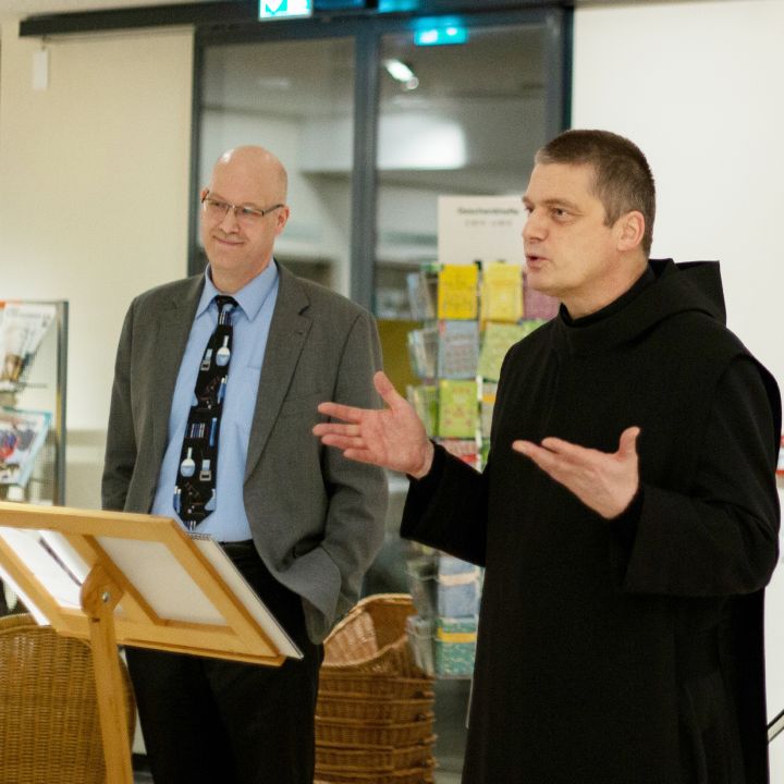 Ihr gemeinsames Buch "Womit das Vakuum" gefüllt ist stellten Christian Lorey (links) und Pater Christoph Gerhard in der Münsterschwarzacher Klosterbuchhandlung vor. 